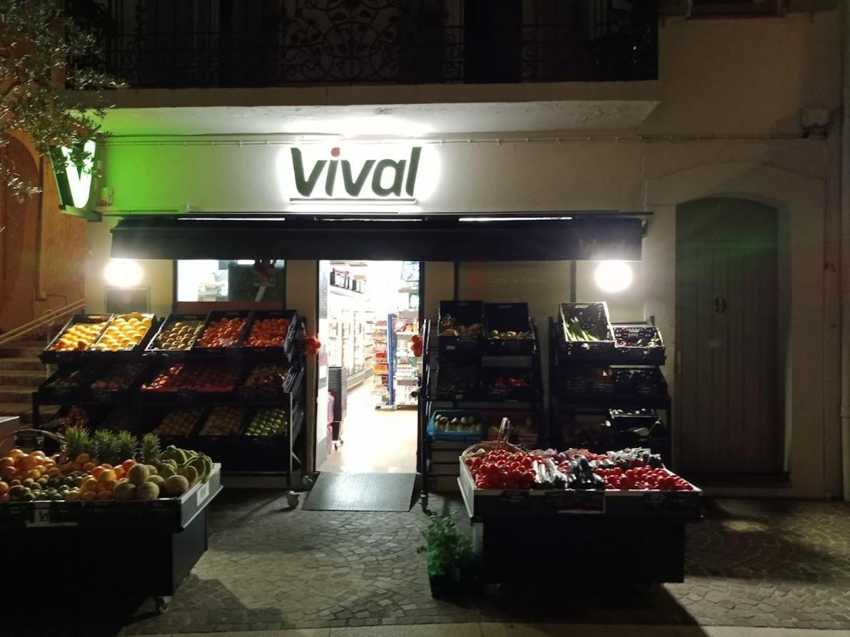 Cadre De Reve Vous Faites Le Menage- Very Good Prices But Have To Clea-n Th-e Flat *