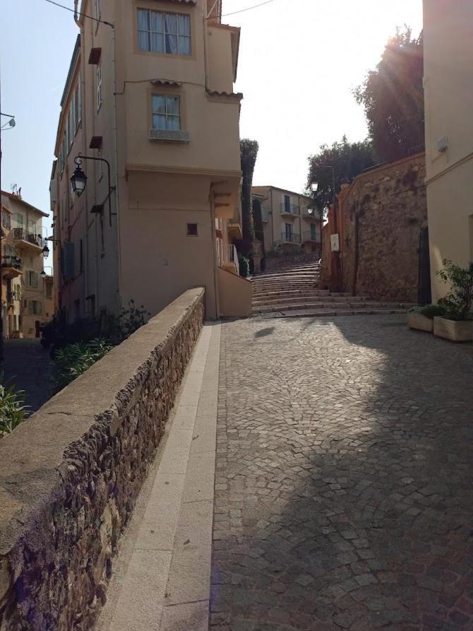 Cadre De Reve Vous Faites Le Menage- Very Good Prices But Have To Clea-n Th-e Flat Apartment
