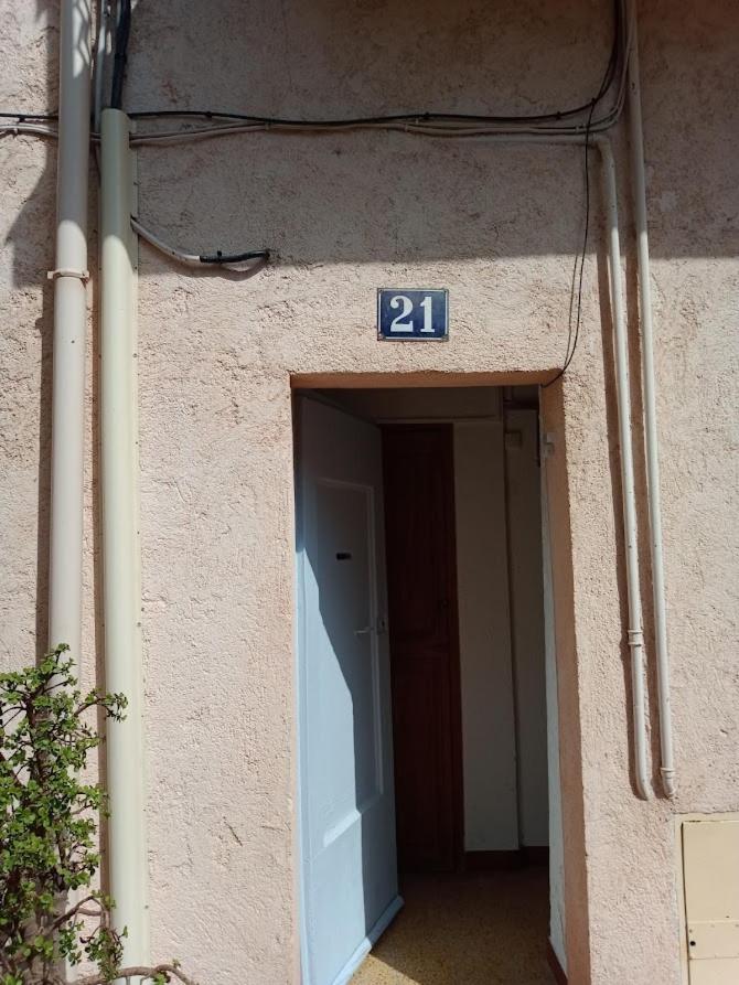 Cadre De Reve Vous Faites Le Menage- Very Good Prices But Have To Clea-n Th-e Flat Apartment *